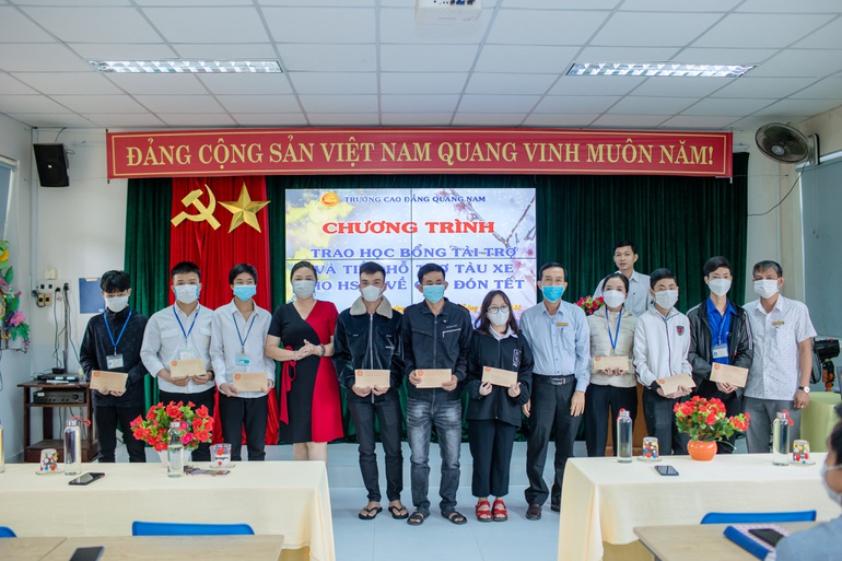 Trường Cao đẳng Quảng Nam trao 200 suất học bổng và hỗ trợ sinh viên về quê ăn Tết