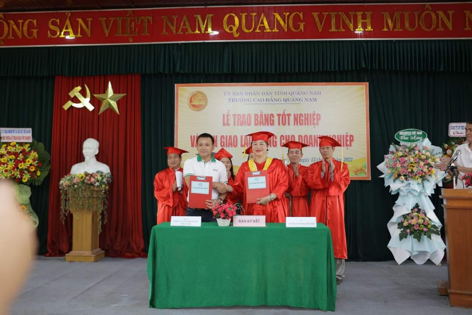 Sinh viên lớp “Hạt giống tài năng” Khoa Nông Lâm Trường Cao đẳng Quảng Nam  tốt nghiệp ra trường được bàn giao cho doanh nghiệp