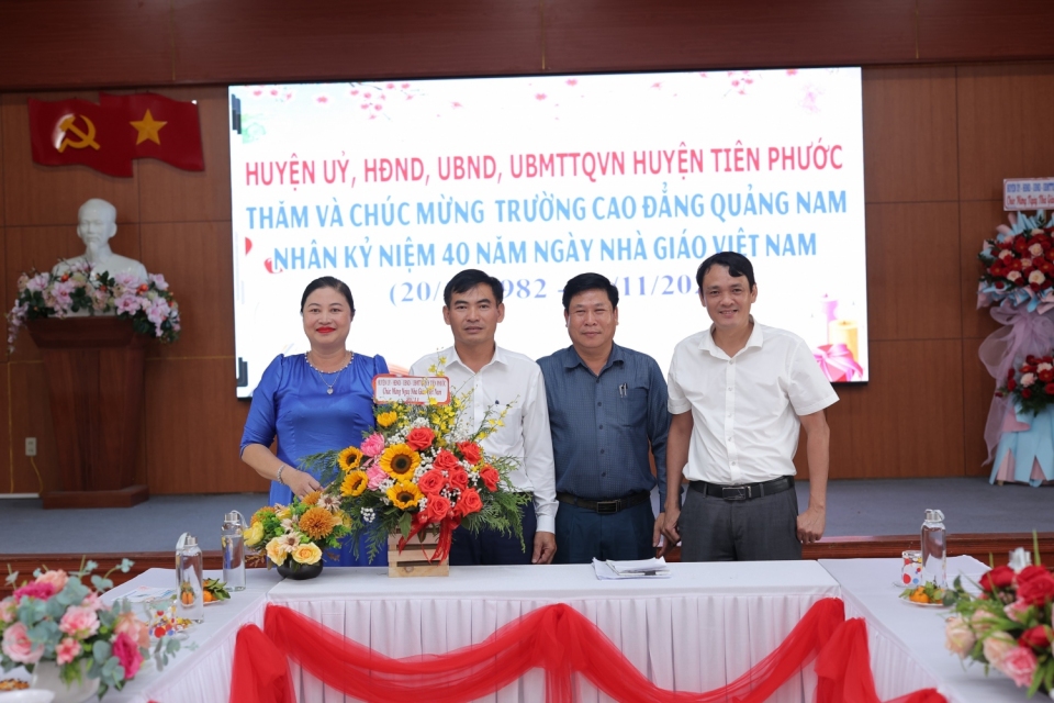 Huyện ủy, HĐND, UBND, UBMTTQVN huyện Tiên Phước thăm và chúc mừng Trường Cao đẳng Quảng Nam nhân ngày Nhà giáo Việt Nam