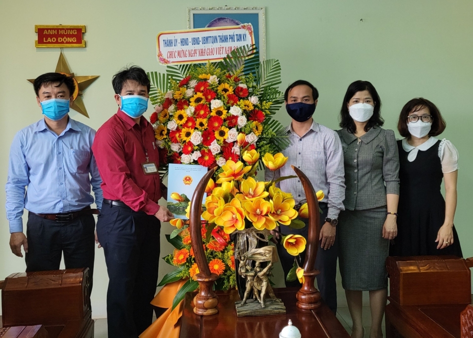 Lãnh đạo thành phố Tam Kỳ thăm các cơ sở giáo dục nhân ngày Nhà giáo Việt Nam