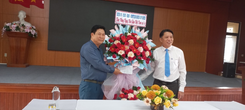 Huyện ủy, HĐND, UBND, UBMTTQVN huyện Duy Xuyên thăm và chúc mừng Trường Cao đẳng Quảng Nam nhân ngày Nhà giáo Việt Nam