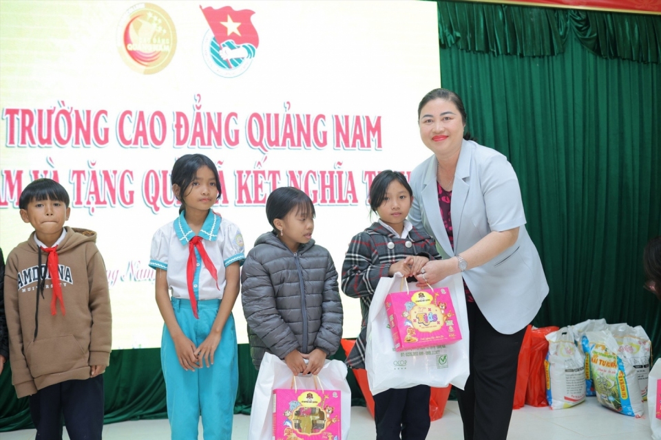 Trường Cao đẳng Quảng Nam thăm tết, tặng nhà tình nghĩa tại xã biên giới Tr'Hy